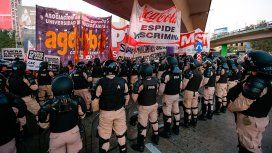 Puente Pueyrredón: Prefectura tiró gas pimienta y balas de goma contra los manifestantes Puente Pueyrredón: Prefectura tiró gas pimienta y balas de goma contra los manifestantes