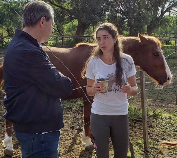 La presidenta de Mi Reino por un caballo, Jesica Gillij, en el predio de animales rescatados.