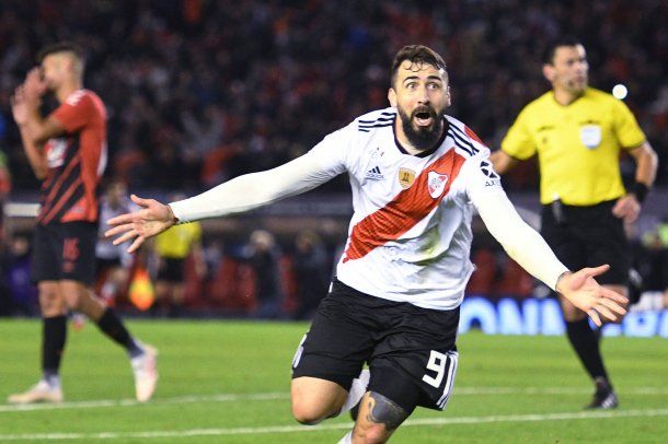 Lucas Pratto celebra su gol