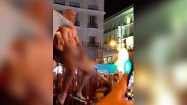 Un hincha del Liverpool se masturbó en la Puerta del Sol de Madrid y quiso abusar de una turista Un hincha del Liverpool se masturbó en la Puerta del Sol de Madrid y quiso abusar de una turista