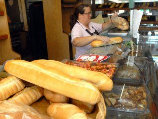 el pan a $100: con un sueldo minimo se pueden comprar 100 kilos menos que en 2015 el pan a $100: con un sueldo minimo se pueden comprar 100 kilos menos que en 2015