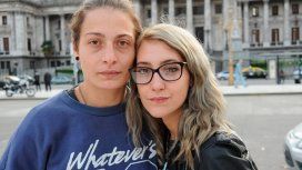 Piden 2 años de prisión para la joven detenida por besar a su esposa en la estación de Constitución Piden 2 años de prisión para la joven detenida por besar a su esposa en la estación de Constitución