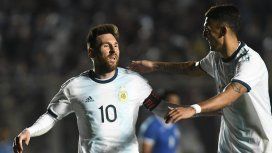 Lionel Messi con Matías Suárez Lionel Messi con Matías Suárez