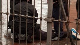 Detuvieron a un hombre que saltó la reja e intentó meterse en la Casa Rosada Detuvieron a un hombre que saltó la reja e intentó meterse en la Casa Rosada