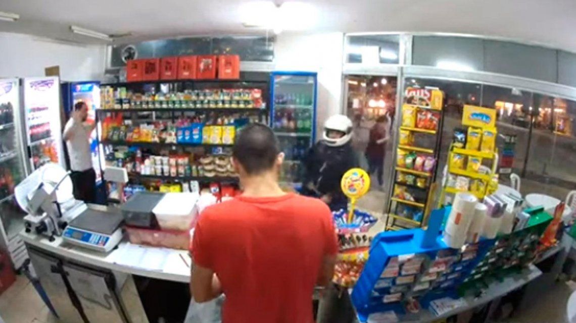 VIDEO: Robaba un kiosco, guardÃ³ el arma en el bolsillo, se le disparÃ³ y muriÃ³