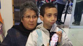 Gino con su abuela y una foto de su mamá Gino con su abuela y una foto de su mamá