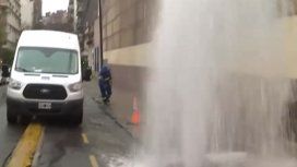Almagro: un caño maestro de agua permaneció roto casi 20 horas Almagro: un caño maestro de agua permaneció roto casi 20 horas
