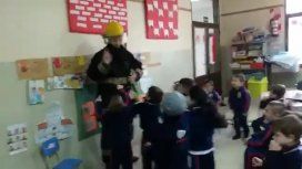 VIDEO: Vos me cortaste la luz, el reclamo de un nene a un bombero VIDEO: Vos me cortaste la luz, el reclamo de un nene a un bombero