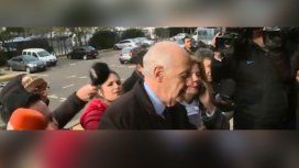 El gesto de Lavagna con un camarógrafo en la entrada de Comodoro Py El gesto de Lavagna con un camarógrafo en la entrada de Comodoro Py