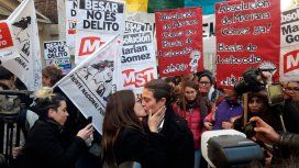 Condenaron a un año de prisión en suspenso a la joven que besó a su novia en la estación Constitución Condenaron a un año de prisión en suspenso a la joven que besó a su novia en la estación Constitución