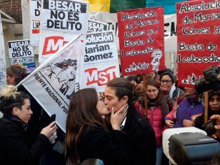 condenaron a un ano de prision en suspenso a la joven que beso a su novia en la estacion constitucion condenaron a un ano de prision en suspenso a la joven que beso a su novia en la estacion constitucion