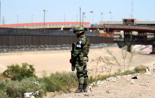 <p>La Guardia Nacional vigila oficialmente los límites de la frontera de México con Estados Unidos</p>