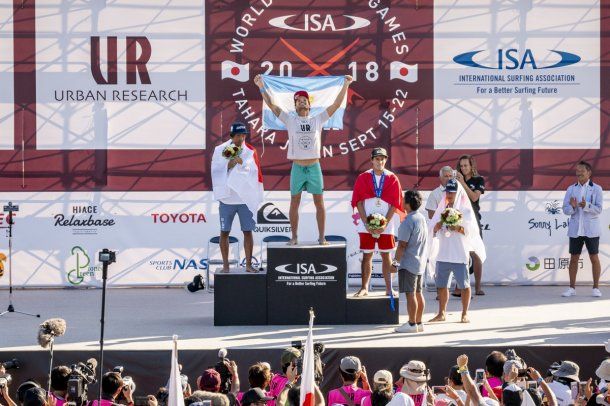 Santi en el podio de Tahara. Le ganó la final en su casa a una estrella mundial como el japonés Kanoa Igarashi