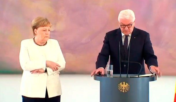 Ángela Merkel volvió a sufrir temblores en un acto en Berlín