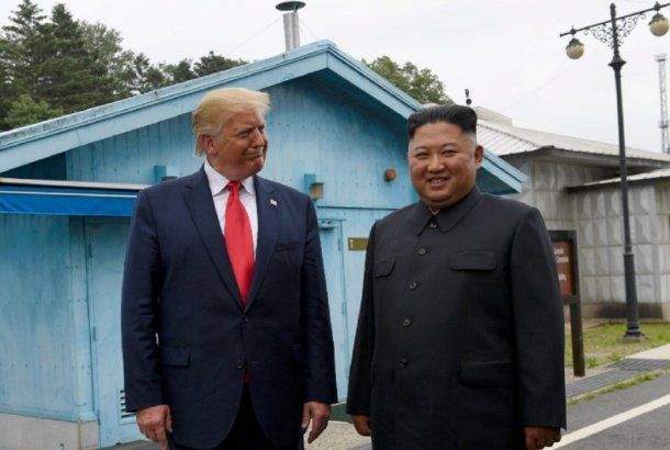 <p>Donald Trump, al aire libre con el lÃ­der norcoreano Kim Yon-Un</p>