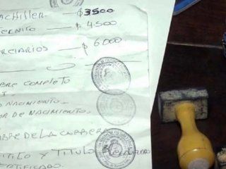 cayo la banda del jinete negro: vendian titulos secundarios, terciarios y universitarios por $40 mil cayo la banda del jinete negro: vendian titulos secundarios, terciarios y universitarios por $40 mil