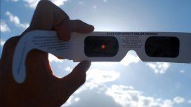 Cómo son y cuánto valen los anteojos especiales para ver el eclipse solar Cómo son y cuánto valen los anteojos especiales para ver el eclipse solar