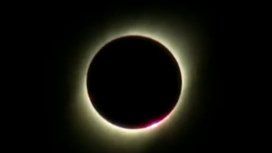 El momento en que la Luna tapa de forma completa al Sol y la Argentina se oscurece. El momento en que la Luna tapa de forma completa al Sol y la Argentina se oscurece.
