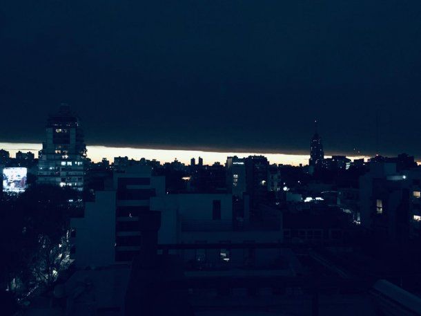 La Luna tapó al Sol a las 17.40 y así se vio la Ciudad de Buenos Aires: completamente oscura.