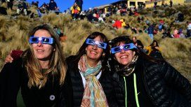 En Merlo, San Juan, repartieron anteojos especiales para ver el eclipse En Merlo, San Juan, repartieron anteojos especiales para ver el eclipse