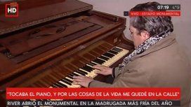 El pianista que durmió en el Monumental: Tocaba y por cosas de la vida me quedé en la calle El pianista que durmió en el Monumental: Tocaba y por cosas de la vida me quedé en la calle