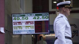 El dólar llegó a estar cómodo por debajo de los $43 en las pizarras El dólar llegó a estar cómodo por debajo de los $43 en las pizarras