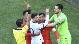 Lionel Messi fue expulsado por un cruce con Gary Medel Lionel Messi fue expulsado por un cruce con Gary Medel