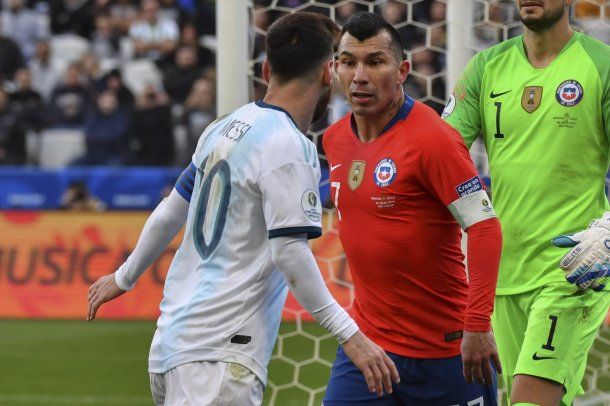 Lionel Messi fue expulsado por un choque con Gary Medel