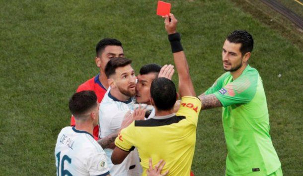 El árbitro paraguayo Mario Díaz Vivar echó a Messi y Medel 