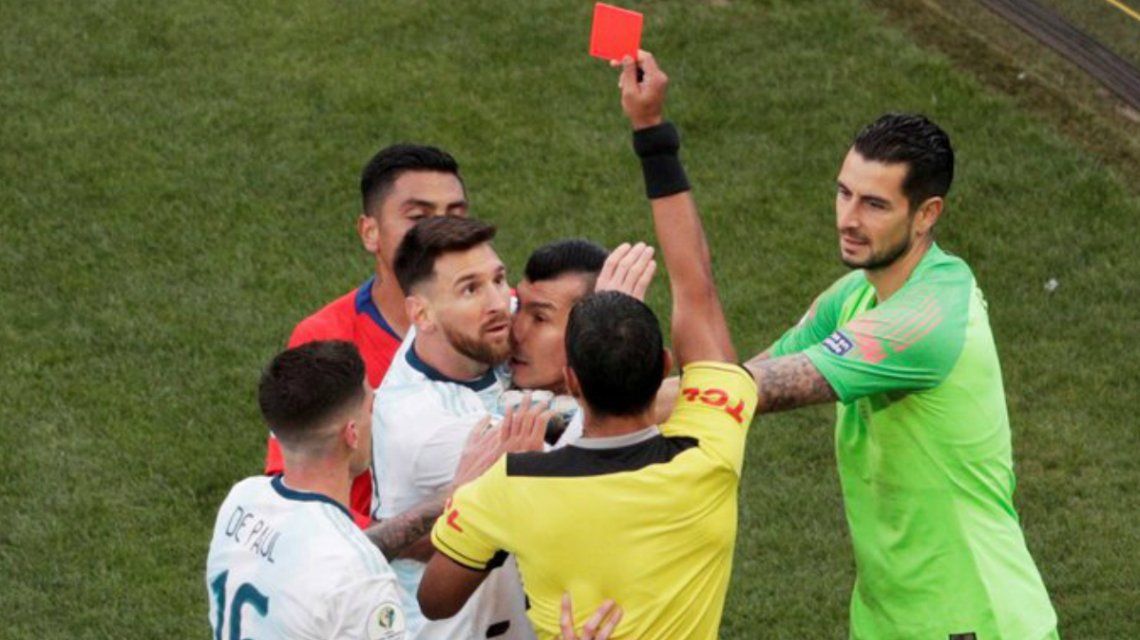 El árbitro paraguayo Mario Díaz Vivar echó a Messi y Medel 