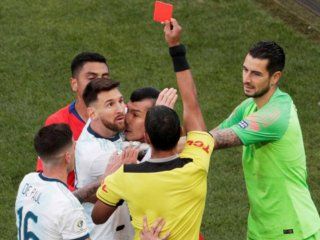 El árbitro paraguayo Mario Díaz Vivar echó a Messi y Medel El árbitro paraguayo Mario Díaz Vivar echó a Messi y Medel