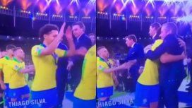 Marquinhos dejó pagando a Bolsonaro durante la premiación de Brasil en la Copa América Marquinhos dejó pagando a Bolsonaro durante la premiación de Brasil en la Copa América
