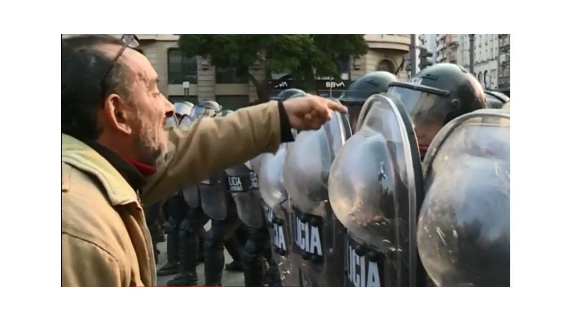 Dirigentes sociales intentaban instalar una carpa en el Obelisco para personas en situación de calle