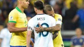 El consuelo del brasileño al argentino tras la eliminación en Belo Horizonte El consuelo del brasileño al argentino tras la eliminación en Belo Horizonte