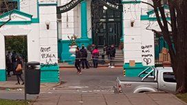Familiares escracharon al centro asistencial Familiares escracharon al centro asistencial