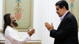 Sri Sri Ravi Shankar con Nicolás Maduro Sri Sri Ravi Shankar con Nicolás Maduro