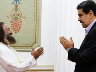Sri Sri Ravi Shankar con Nicolás Maduro Sri Sri Ravi Shankar con Nicolás Maduro