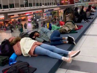 vuelos demorados y cancelados en el aeropuerto de ezeiza por la fuerte tormenta electrica vuelos demorados y cancelados en el aeropuerto de ezeiza por la fuerte tormenta electrica