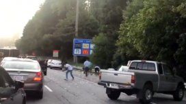 Un camión de caudales se abrió e inundó de billetes la autopista: cayeron 175 mil dólares Un camión de caudales se abrió e inundó de billetes la autopista: cayeron 175 mil dólares