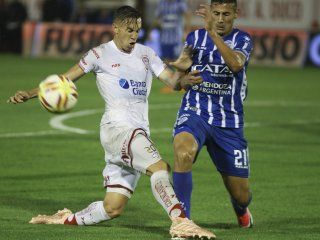 Huracán enfrenta a Godoy Cruz en el estadio de Instituto de Córdoba Huracán enfrenta a Godoy Cruz en el estadio de Instituto de Córdoba