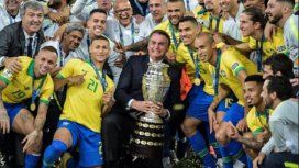 El mandatario brasileño con la Copa en el Maracaná El mandatario brasileño con la Copa en el Maracaná