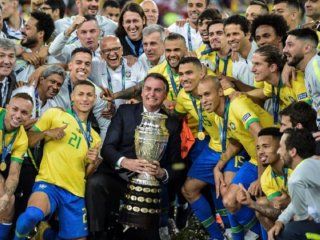 El mandatario brasileño con la Copa en el Maracaná El mandatario brasileño con la Copa en el Maracaná