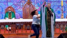 VIDEO: Una mujer empujó del escenario al sacerdote Marcelo Rossi en plena misa VIDEO: Una mujer empujó del escenario al sacerdote Marcelo Rossi en plena misa