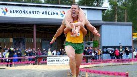 Lituania bicampeón mundial de una insólita disciplina: wife carrying Lituania bicampeón mundial de una insólita disciplina: wife carrying