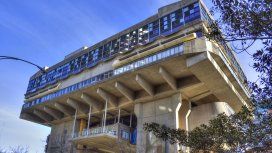 Trabajadores se movilizan a la Biblioteca Nacional para protestar contra 300 despidos Trabajadores se movilizan a la Biblioteca Nacional para protestar contra 300 despidos