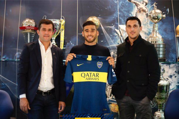 Toto Salvio posa con la camiseta de Boca rodeado de trofeos
