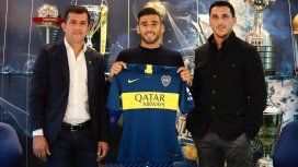 Toto Salvio posa con la camiseta de Boca rodeado de trofeos Toto Salvio posa con la camiseta de Boca rodeado de trofeos