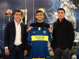 Toto Salvio posa con la camiseta de Boca rodeado de trofeos Toto Salvio posa con la camiseta de Boca rodeado de trofeos