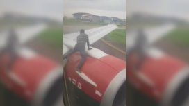 Demoraron un vuelo por un hombre que quiso subirse a la turbina del avión Demoraron un vuelo por un hombre que quiso subirse a la turbina del avión