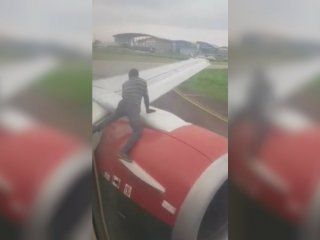 demoraron un vuelo por un hombre que quiso subirse a la turbina del avion demoraron un vuelo por un hombre que quiso subirse a la turbina del avion